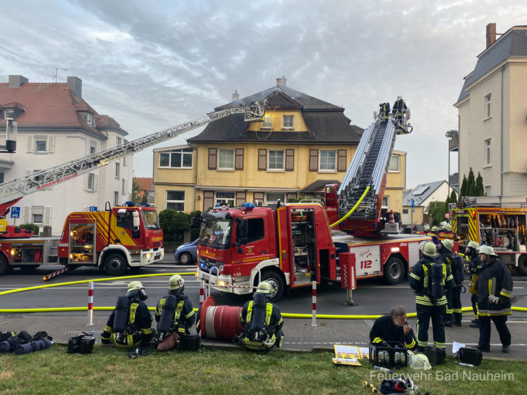 Mehr über den Artikel erfahren Erneut Feuer in Dachgeschosswohnung