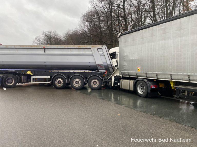 Mehr über den Artikel erfahren Eingeklemmter LKW-Fahrer nach Unfall