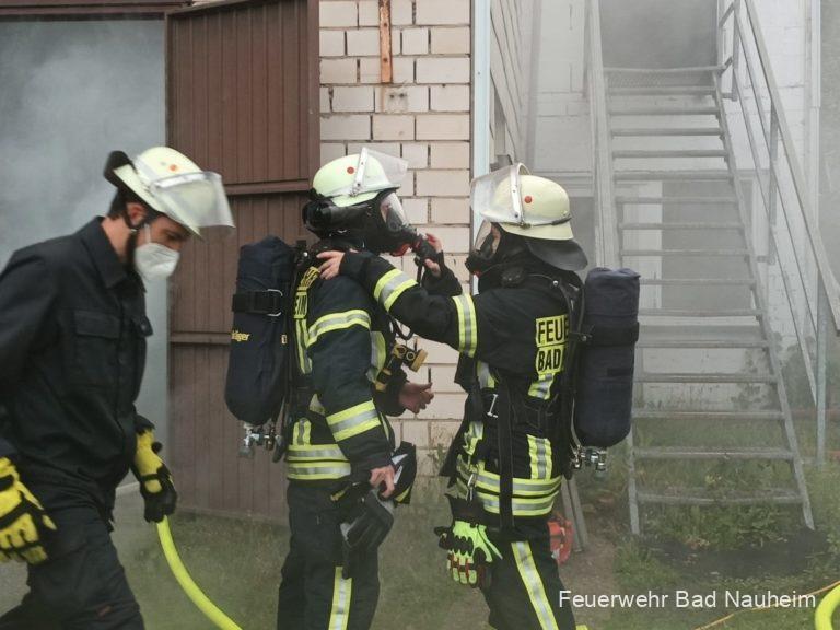 Mehr über den Artikel erfahren Feuer in Werkstattgebäude mit vermissten Personen