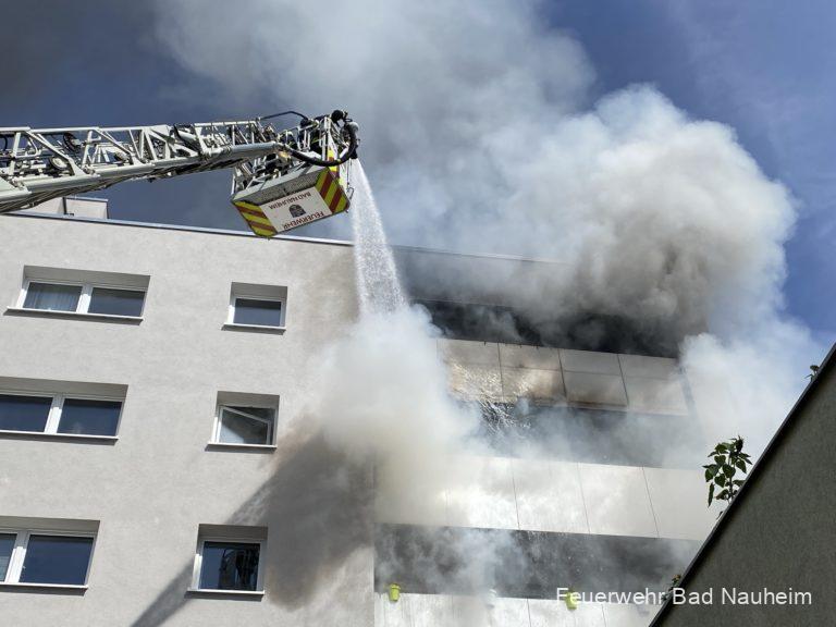 Mehr über den Artikel erfahren Balkonbrand im 4. OG