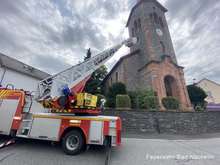 Mehr über den Artikel erfahren Drehleiterübung am Kirchturm