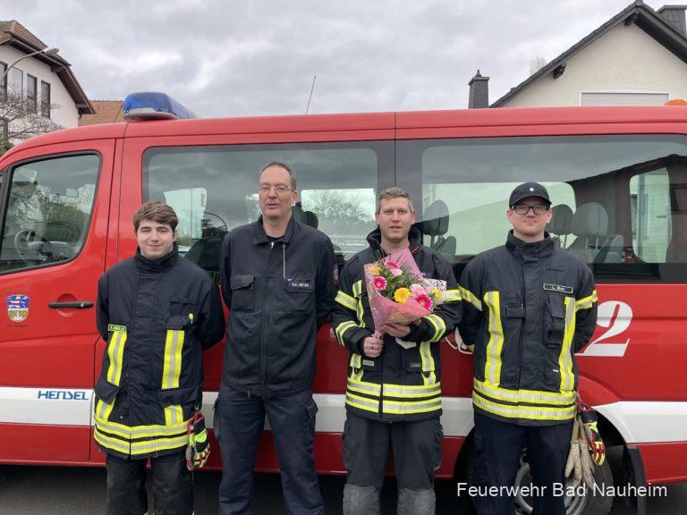 Read more about the article Falsche Telefonnummer macht Feuerwehr zum Blumenlieferant