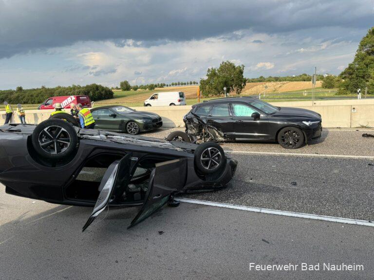 Mehr über den Artikel erfahren Verkehrsunfall mit mehreren Fahrzeugen